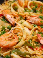 Receta de paella de marisco con alcachofas