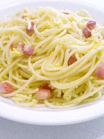 Receta de espaguetis a la carbonara con cebolla