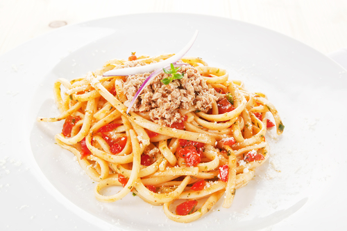 Receta de espaguetis con tomate y atún
