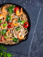 Receta de espaguetis con verduras y gambas