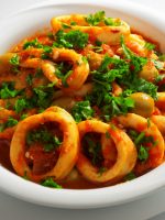 Receta de calamares en salsa de tomate y cebolla