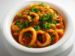 calamares en salsa de tomate y cebolla