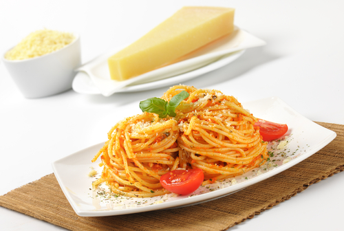 Receta de espaguetis con tomate y queso