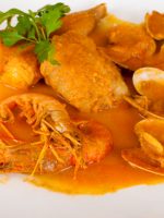 Receta de merluza a la marinera con gambas y almejas