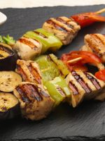 Receta de brochetas de pollo con verduras