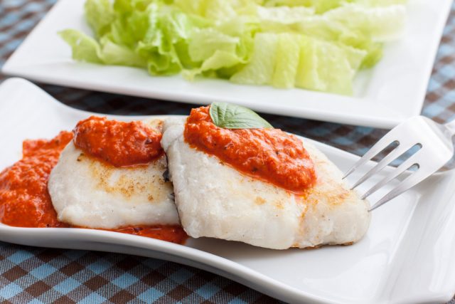 Receta de merluza en salsa de tomate y pimientos