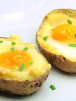 Receta de patatas al horno rellenas de huevo