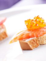 Receta de canapés de salmón ahumado y caviar