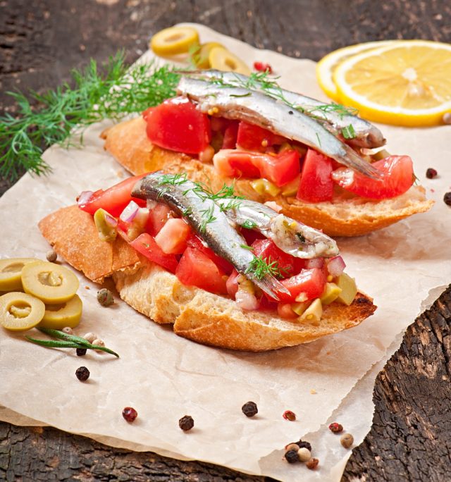 Receta de canapés de anchoas y tomate