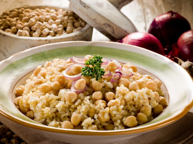 Receta de garbanzos estofados con arroz