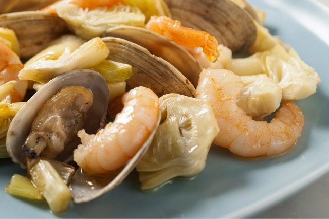 Receta de alcachofas con almejas y almendras
