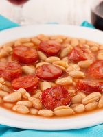 Receta de alubias con chorizo y oreja