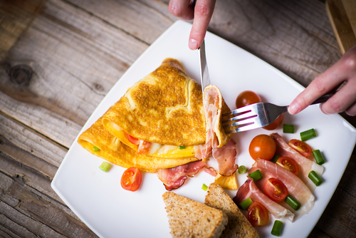 Receta de tortilla de patatas con jamón y queso