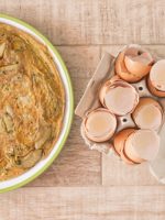 Receta de tortilla de alcachofas y ajos tiernos